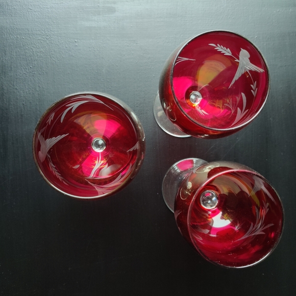3 | red 🍒♥️ flashed glass | Vintage Wine Glasses with Etched Birds 🐦 - Picture 5 of 10